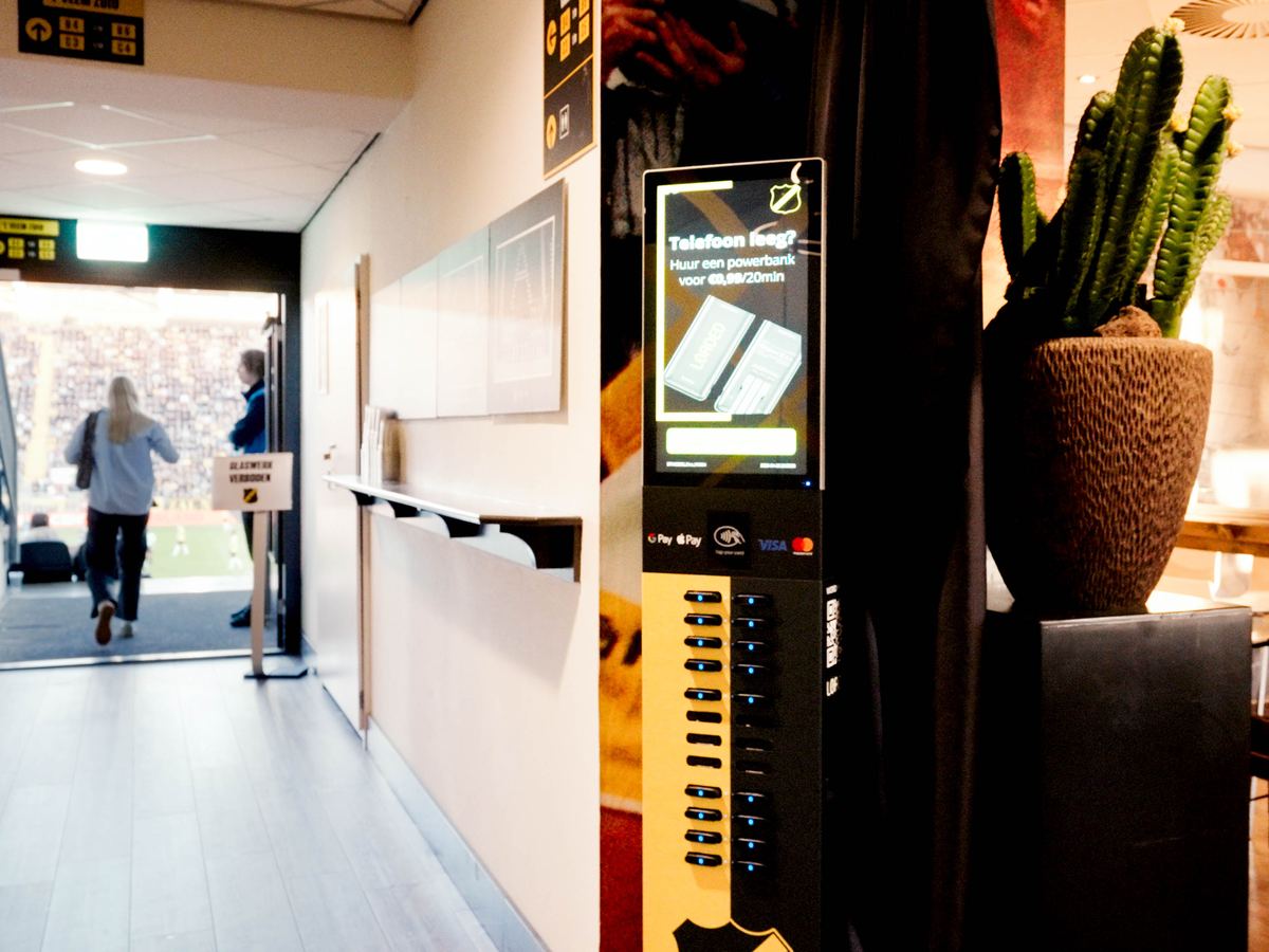 Loaded-powerbankstation in clubkleuren, in de gang naar de tribune